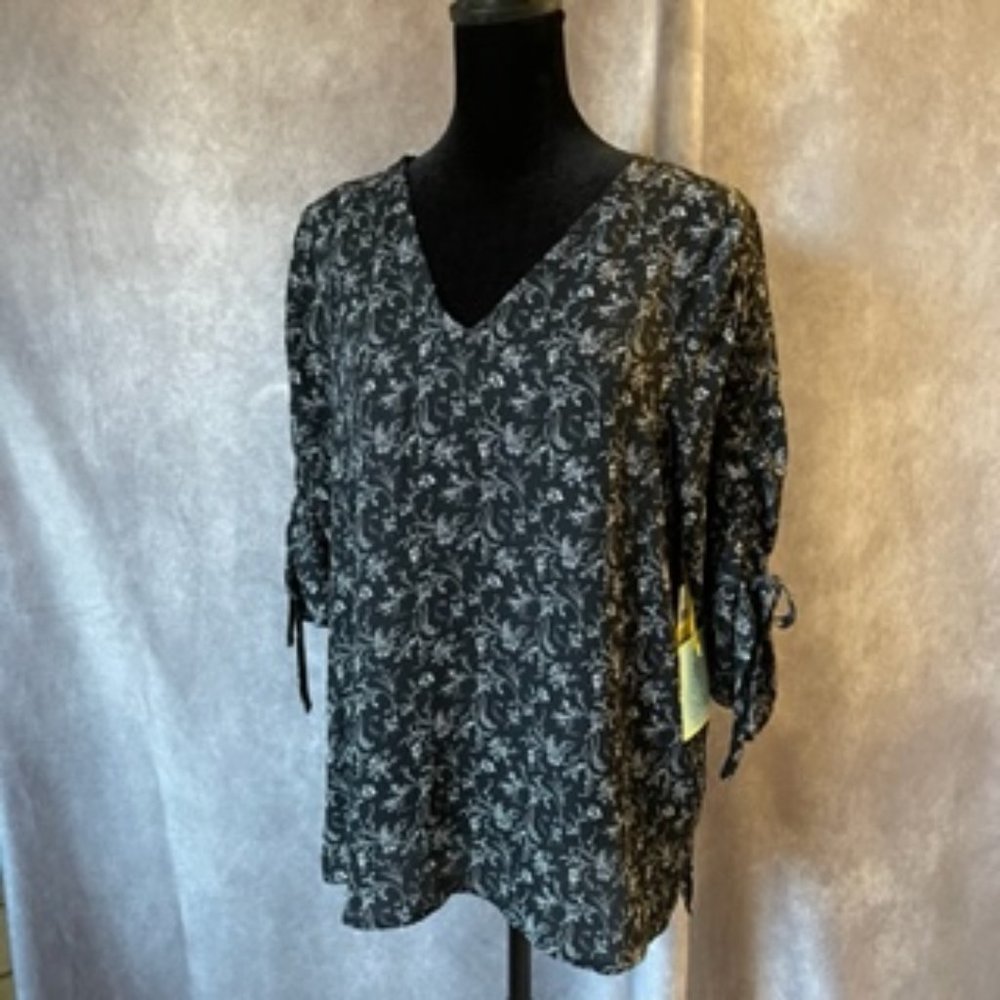 CeCe Black and White Floral Blouse with Runched Sleeves Size M
